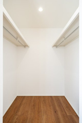 【収納】 | 本庄市日の出2丁目フルクラシルＤ棟 | 主寝室WIC。収納量豊富なWICのため普段の衣服のみならず季節物や寝具などもしっかり収納できそうです