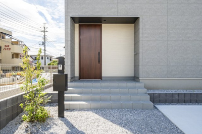 【外観】 | 本庄市日の出2丁目フルクラシルＤ棟 | シンボルツリーをあしらったエクステリア。