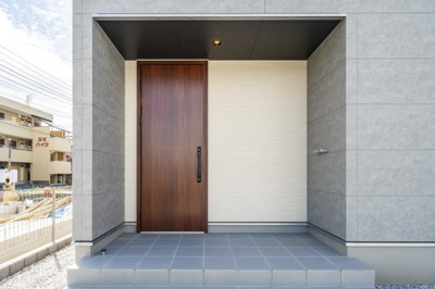 【外観】 | 本庄市日の出2丁目フルクラシルＤ棟 | 玄関ポーチは雨に濡れにくく出入りしやすく設計しました。また、傘掛のフックも装着してあるのがさりげないポイントです。