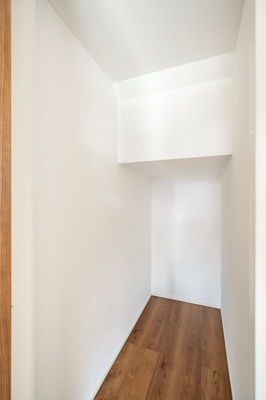 【収納】 | 本庄市日の出2丁目フルクラシルＤ棟 | 玄関階段下収納。お掃除用具などをしっかりたっぷり収納できる心強い味方です