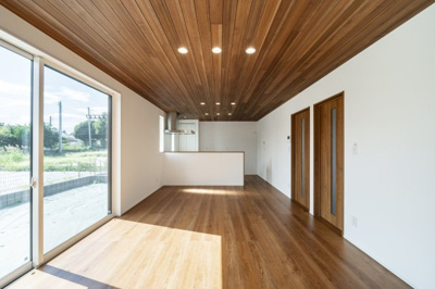 【居間・リビング】 | 本庄市日の出2丁目フルクラシルＤ棟 | 18帖LDK。通常より大きい掃き出し窓から取得できる日射は貴重です。