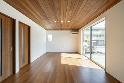 【居間・リビング】 | 本庄市日の出2丁目フルクラシルＤ棟 | 本物の木を天井に張り巡らせました。調湿・消臭・リラックス効果がございます◎