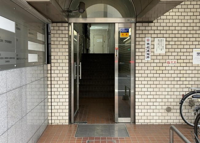 【外観】 | 店舗 | 家を建てる場合、方位は要チェックです。現実的に日当たりのよい家ならばリビングは南側、建築基準法でも北側に当たる家への配慮は求められています。土地を見学に行く際は、方位磁針を持って行くようにしましょう。