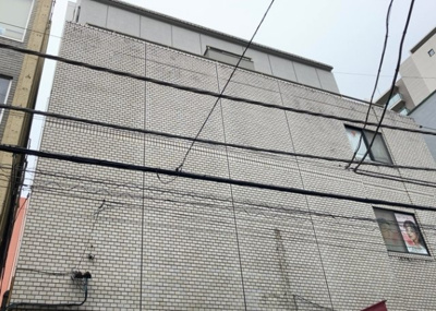 【外観】 | 店舗 | 土地の前の道路に消火栓が設置されていることがあります。この場合、道路交通法第45条第1項により、駐車禁止の場所が指定されています。そのため、車庫などの駐車スペースをつくることができない場合があります。