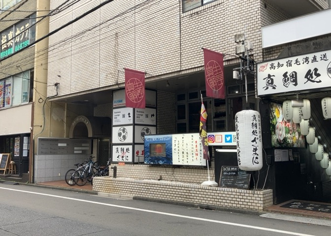 【外観】 | 店舗 | 現地に行くなら、物件の周囲の地形がどうなっているかを見ることも大切です。周辺より低くなっている土地では、大雨などで水が集まりやすいため、地盤が弱くなっているということも考えられるため、注意が必要です。