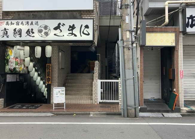 【外観】 | 店舗 | 土地購入を検討されている場合、境界杭がない状態で購入してしまうと境界確定測量をする必要があり、費用がかかります。購入の前に、売主、隣土地所有者立ち合いのもと境界を確定し境界杭を設置するのがベストです。