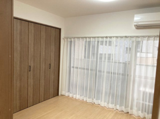 【洋室】 | 鶯谷永谷マンション | バルコニーに面した大きな窓付きの洋室！