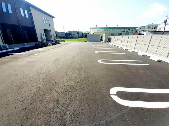 サンシャイン　ワンの駐車場