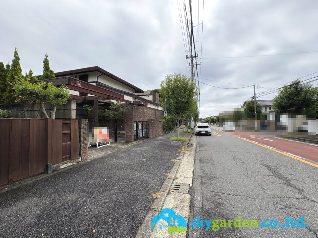 藤沢市片瀬山３丁目　土地の前面道路含む現地写真|約295㎡整形地　現況：古家あり