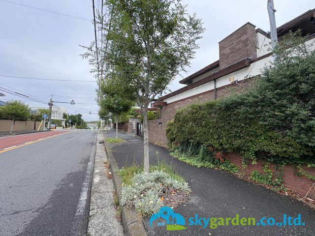 藤沢市片瀬山３丁目　土地の前面道路含む現地写真|約295㎡整形地　現況：古家あり