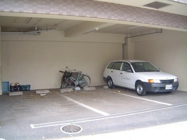 調布市小島町２丁目の賃貸マンションの駐車場