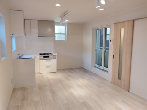 【居間・リビング】 | ご自宅から現地まで、当社スタッフがお車にて、「お迎え・お送り」をしております。ぜひお気軽にお問い合わせくださいませ♪