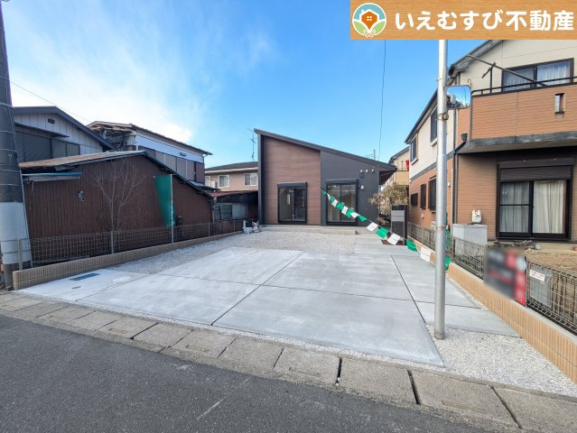 BLOOMING GARDEN　行田市桜町1丁目の駐車場|2台駐車可能なスペース完備
しっかり舗装してある駐車スペースで天気が悪く足元が悪い日でも乗り降りしやすい♪