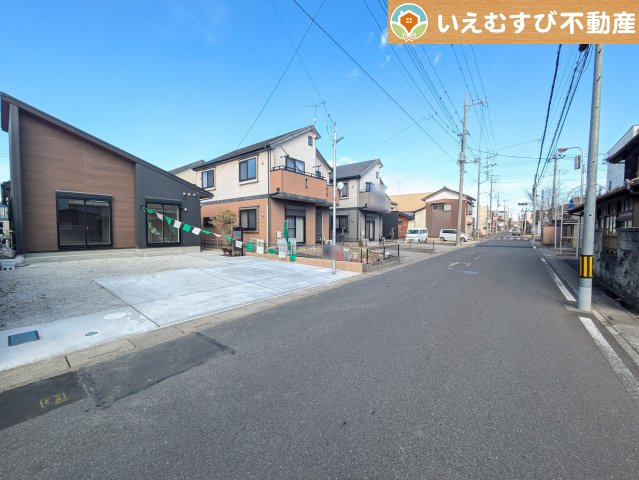 BLOOMING GARDEN　行田市桜町1丁目の前面道路含む現地写真|整備されたばかりの綺麗な6.1ｍ道路
ゆとりの6.1ｍ道路に面しているのでお車の駐車も楽々、すれ違える広さが嬉しい！