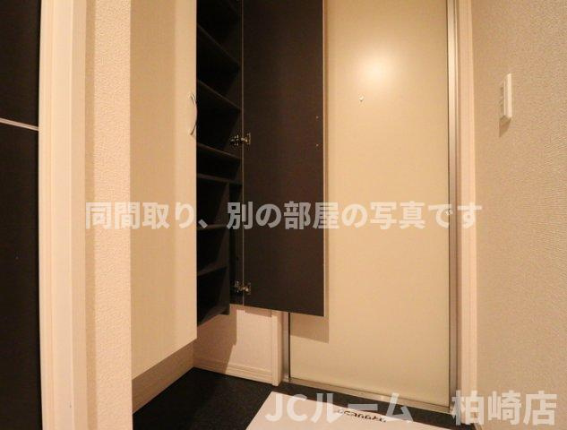 柏崎市東本町３丁目のアパートの玄関