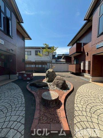 柏崎市東本町３丁目のアパートの庭