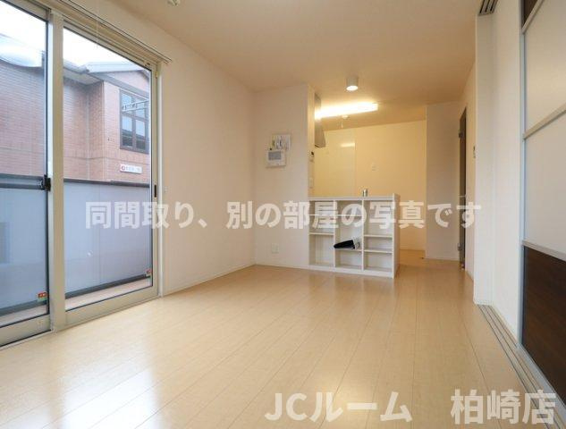 柏崎市東本町３丁目のアパートの居間・リビング