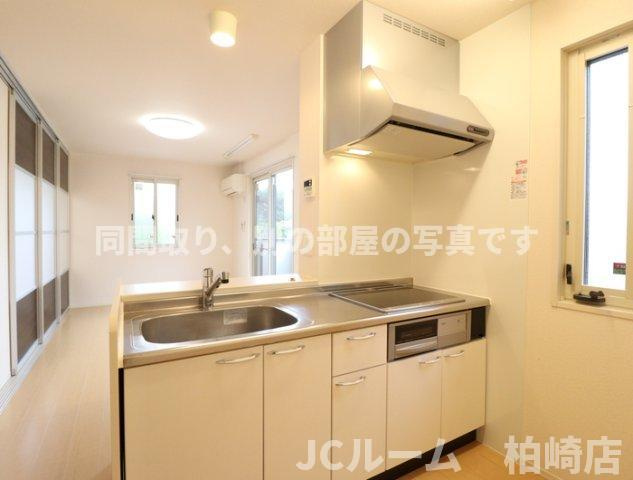 柏崎市東本町３丁目のアパートのキッチン