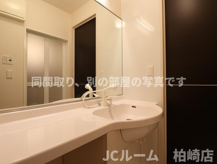 柏崎市東本町３丁目のアパートの洗面所