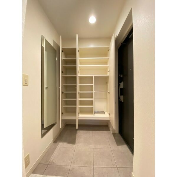 M.hills西本町の玄関