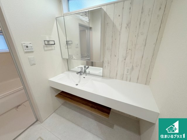 神戸市須磨区東落合　新築一戸建ての独立洗面台|清潔感のある洗面台です。フラットな鏡は掃除がしやすく毎日清潔！鏡裏には収納があるのでスッキリとした洗面台が保てます。