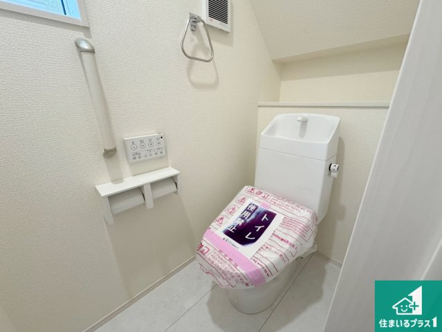 神戸市須磨区東落合　新築一戸建てのトイレ|1・2階の2ヶ所にあるので、朝の忙しい時間の順番待ちもなく、深夜の利用にも大変便利です。