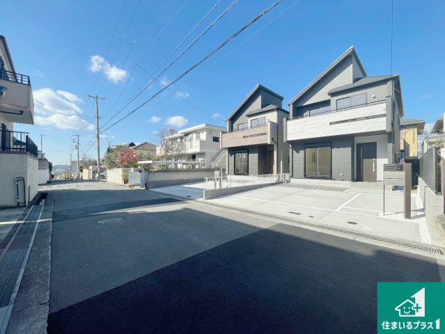 神戸市須磨区東落合　新築一戸建ての前面道路含む現地写真|周辺は閑静な住宅街！前面道路広々で車の出し入れも便利です。駐車が苦手な方でも安心して車庫入れできます！