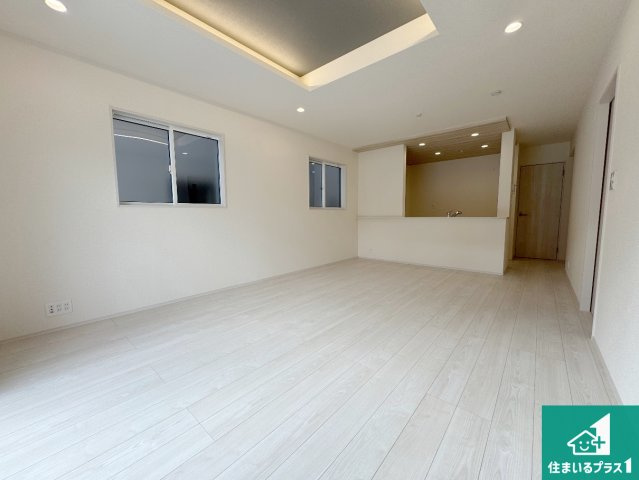 神戸市須磨区東落合　新築一戸建ての居間・リビング|日当たり良好の明るいリビングで朝の目覚めもスッキリできそう！対面キッチンでご家族のコミュニケーションも自然と増える設計！小さなお子様が遊ぶスペースを作っても広々とくつろげるLDK！