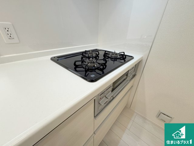 神戸市須磨区東落合　新築一戸建ての設備|ダブル高火力Ｓｉセンサー付きコンロ！３口あるので、まとめて料理をする時も大活躍！