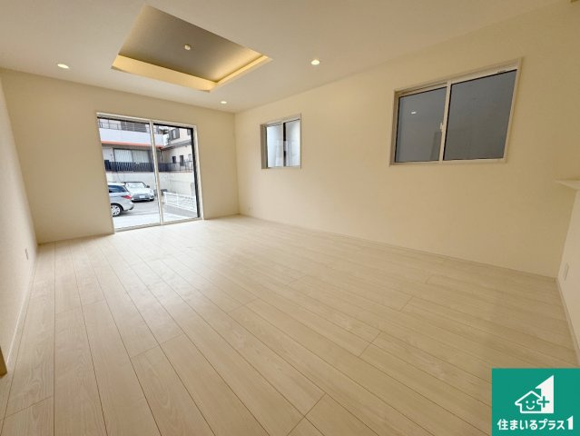 神戸市須磨区東落合　新築一戸建ての居間・リビング|子供を見守りながらお料理が出来るため家族のコミュニケーションか増えます♪スペースが広く確保されている為お子様が大きくなったときは一緒に料理を楽しめます♪