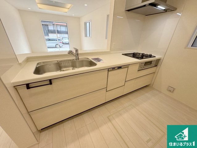 神戸市須磨区東落合　新築一戸建てのキッチン|リビングと統一感があり、使い勝手のいいキッチン。広々としているので、二人並んで作業が出来ちゃいます。お子様と一緒に色々なお料理に挑戦できるスペースがあります。