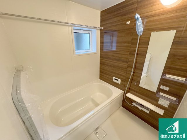 神戸市須磨区東落合　新築一戸建ての浴室|足をゆったり伸ばして寛げる浴槽です。窓が設けられていますので差し込む光が明るく穏やかな雰囲気にしてくれます♪浴室乾燥機も設置しているので、雨の日の洗濯物も安心です♪