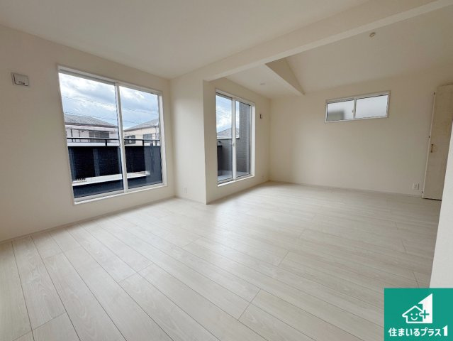 神戸市須磨区東落合　新築一戸建ての洋室|寝室は心地よい眠りについてもらいたくて、シンプルかつ開放的な空間な設計にしています！大きな窓から差し込む日が心地いいです♪