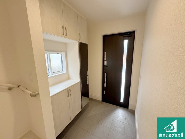 神戸市須磨区東落合　新築一戸建ての玄関|シューズボックスにはたくさんの靴が収納できるので玄関周りはいつもスッキリ！ご家族が増えても安心！