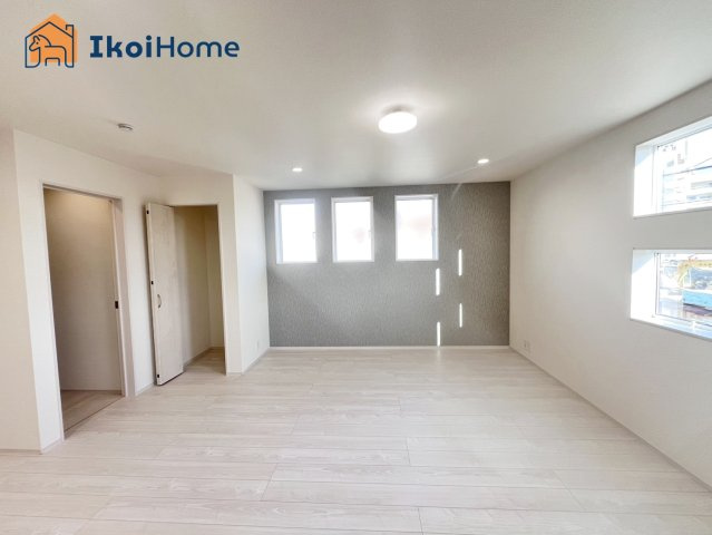 明石市松江　全2棟　2号棟　新築戸建の居間・リビング|【ホームページに現地動画掲載中】●年中無休：当日予約可●LDK17帖！アクセントクロスが可愛くお洒落