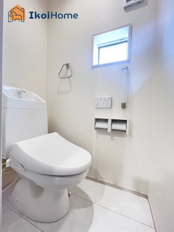 明石市松江　全2棟　2号棟　新築戸建のトイレ|【ホームページに現地動画掲載中】●年中無休：当日予約可●トイレが2か所あるので夜中も楽ちん。