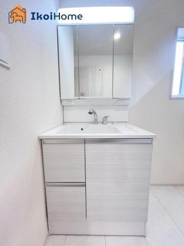 明石市松江　全2棟　2号棟　新築戸建の洗面所|【ホームページに現地動画掲載中】●年中無休：当日予約可●洗面台はお化粧をする時に便利な３面鏡。