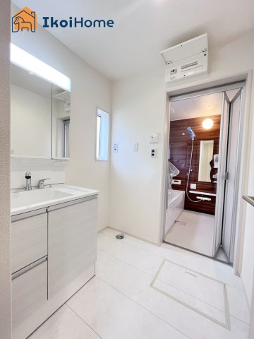 明石市松江　全2棟　2号棟　新築戸建の洗面所|【ホームページに現地動画掲載中】●年中無休：当日予約可●お化粧をする時に便利な３面鏡。