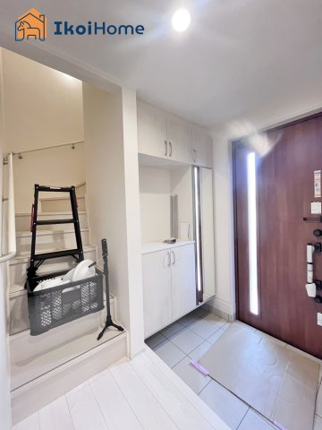 明石市松江　全2棟　2号棟　新築戸建の玄関|【ホームページに現地動画掲載中】●年中無休：当日予約可●大きな靴箱が付いています。