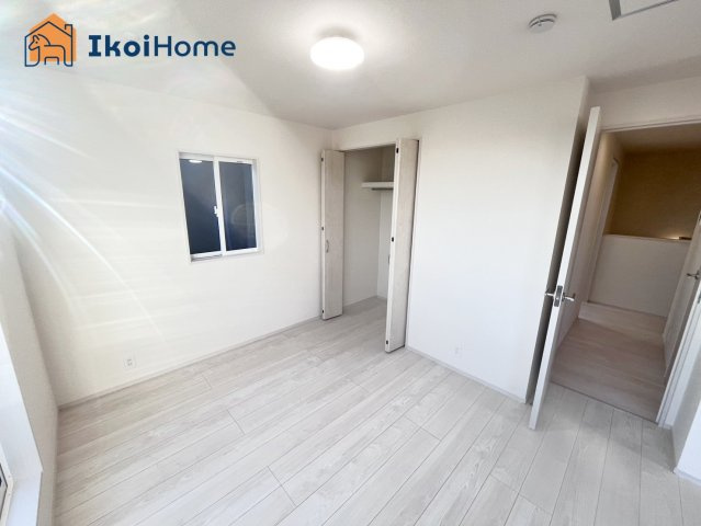 明石市松江　全2棟　2号棟　新築戸建の寝室|【ホームページに現地動画掲載中】●年中無休：当日予約可●収納スペースも広く収納豊富で便利です！