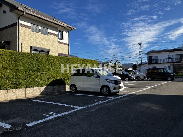 プレジール宮小路A棟の駐車場