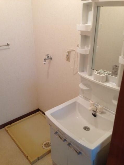 グリーンウッドAの独立洗面台|別号室参考写真です。