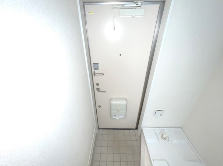 横須賀市富士見町２丁目のアパートの玄関