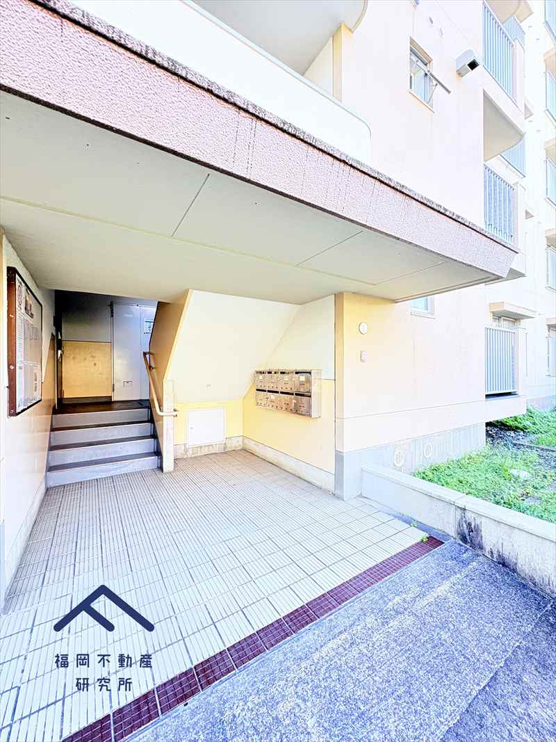 奈多団地24号棟のエントランス