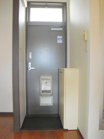 シティハイム　ハイムイサムの玄関|窓のある明るい玄関　あると便利な下駄箱付き