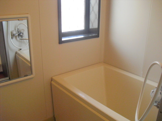 シティハイム　ハイムイサムの浴室|窓のある明るいバスルーム