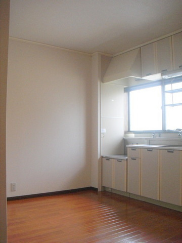 シティハイム　ハイムイサムの居間・リビング|窓のある明るいDK７帖