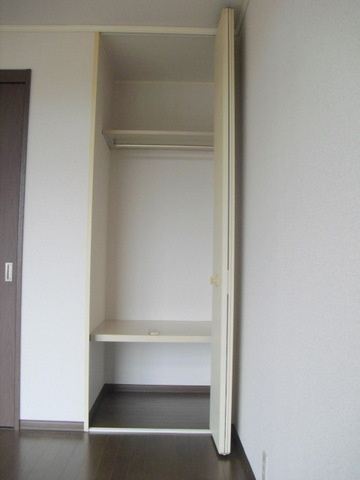 シティハイム　ハイムイサムの収納|フローリングの洋室６帖　クロゼット