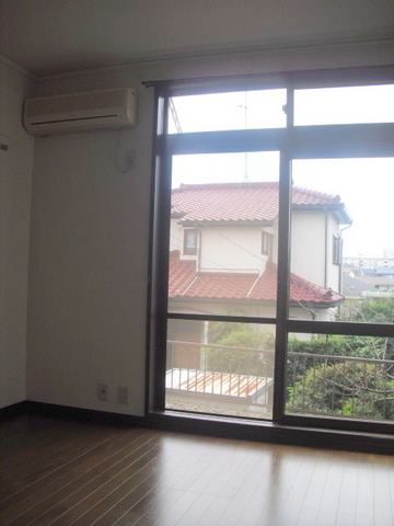 シティハイム　ハイムイサムの洋室|南西向き2面採光で明るい洋室６帖