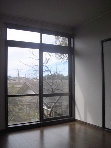 シティハイム　ハイムイサムの洋室|フローリングの洋室６帖　南西向き日当り良好